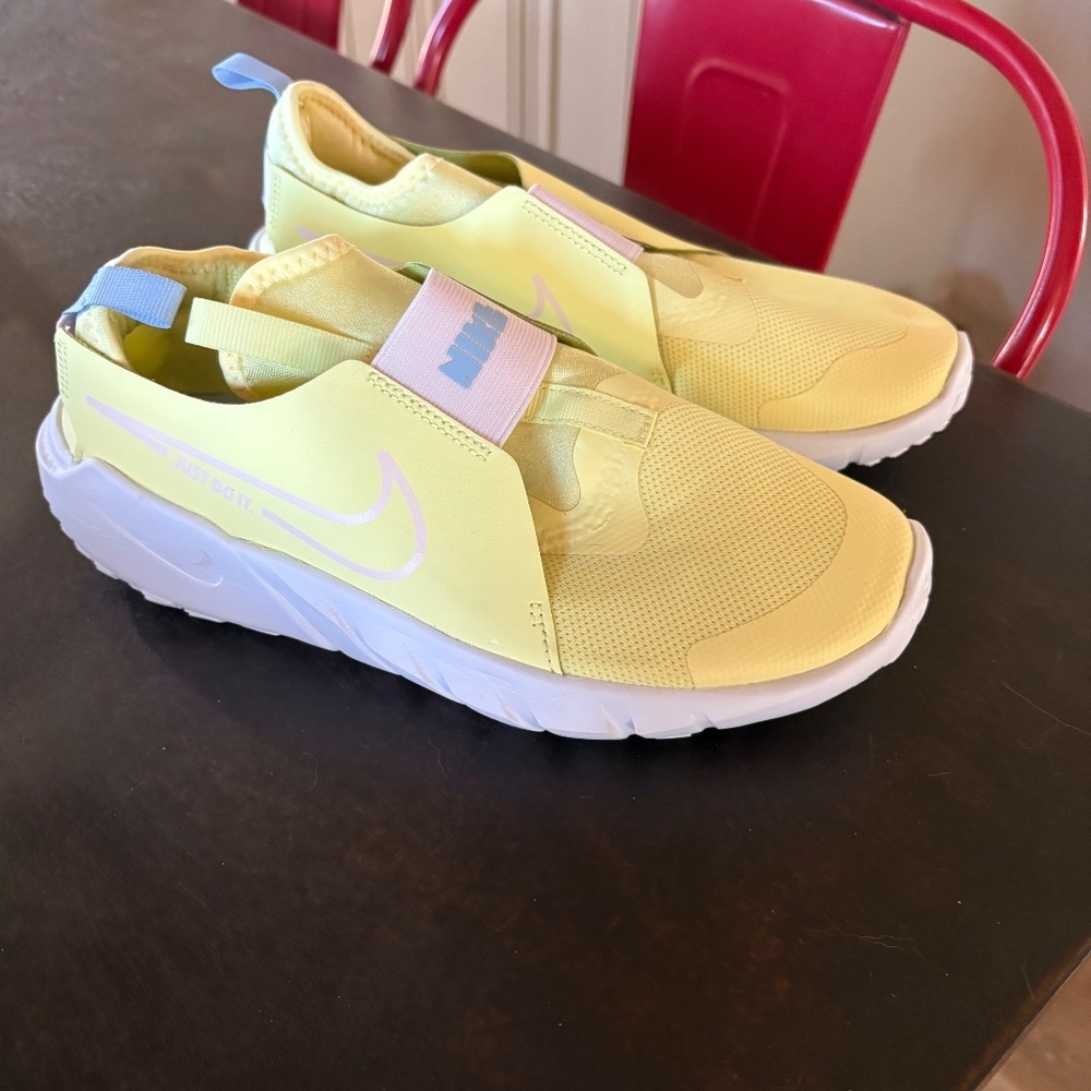 NEW - Nike Flex Runner Yellow Running Shoes Sneakers Athletic Trainers - Sz 4 - Picture 7 of 15